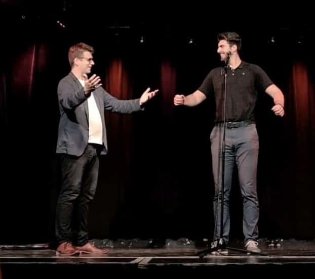 Christoph Galette mit einem Schauspieler auf der Bühne
