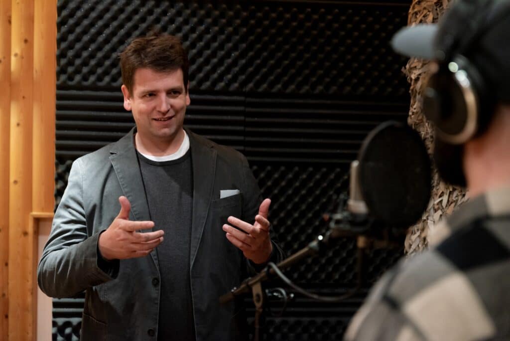 Christoph Galette beim Sprechercoaching im Tonstudio
