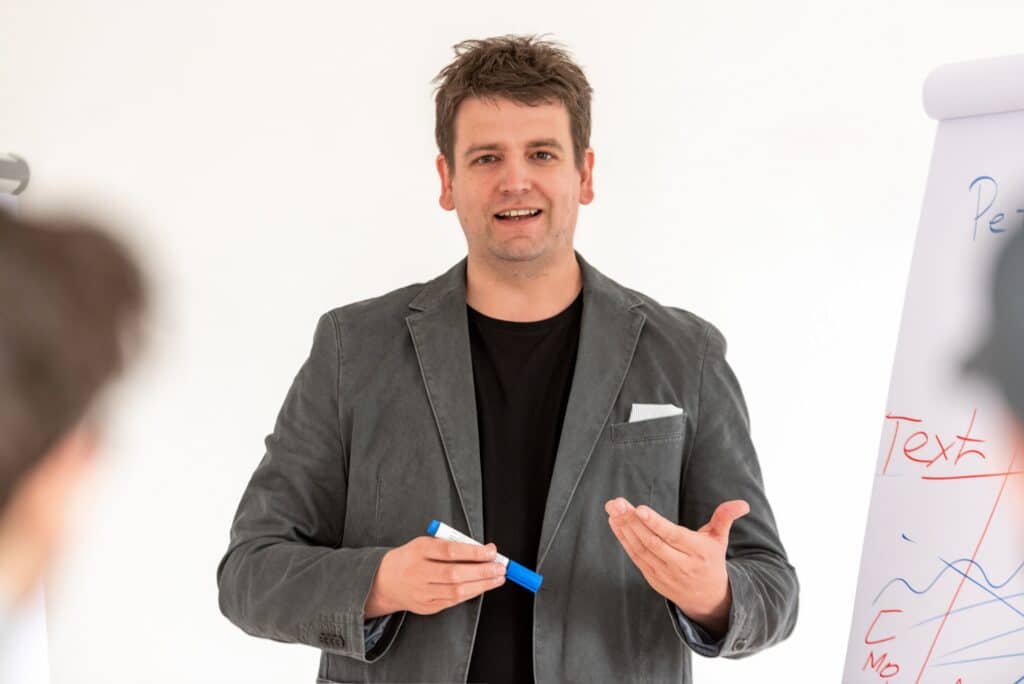 Christoph Galette im Stimmtraining am Flipchart